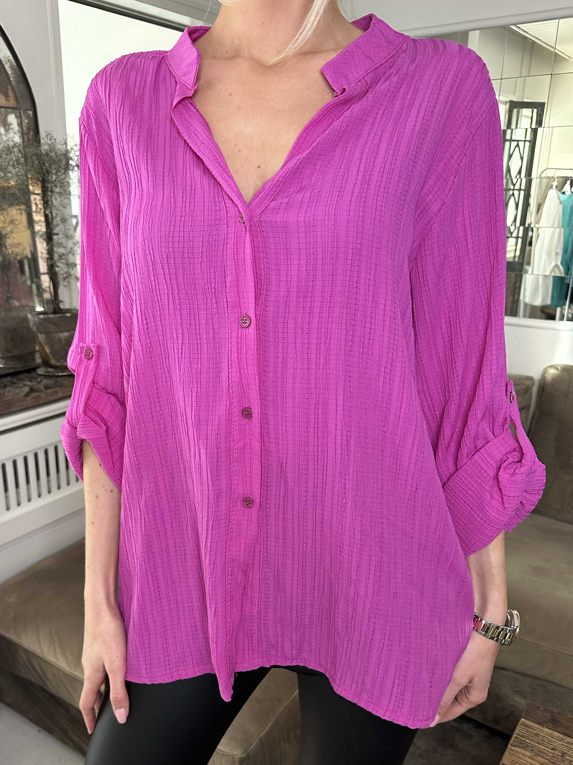 Karah - Ensfarvet skjorte i crepet look